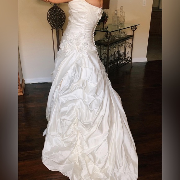 Size 2 petite wedding dress- never worn. Includes bustle and bra cups - Picture 5 of 8